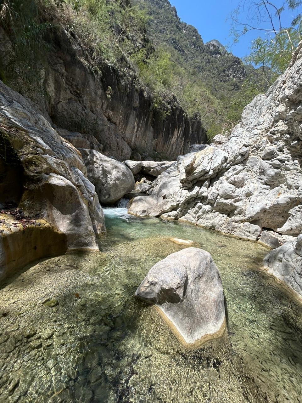 Agua transparente entre las rocas de Nk´injua